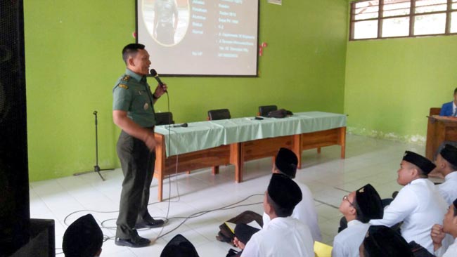 Kasdim 0815 Mojokerto Tanamkan Wasbang Bagi Peserta Didik Baru SMAN Bangsal