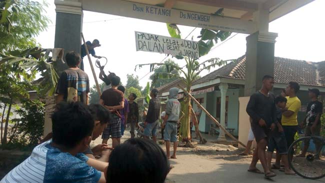 Warga Ngembeh Protes, Jalan Poros Ditanami Pohon Pisang