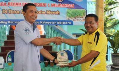 Cinderamata : Kades Gading, Nurul Arifin (Kaos kuning) menerima cinderamata dari Keluarga Besar SMKN 1 Mojoanyar, Kabupaten Mojokerto. (ar)