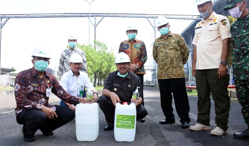 Bupati dan jajaran, bersama Direktur Utama PT. Enero menunjukkan cairan disinfektan dan cairan hand sanitizer