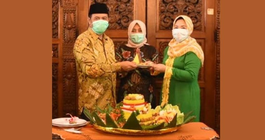 Potongan Tumpeng: Bupati (Kanan) didampingi Istri (Tengah) menyerahkan potongan tumpeng kepada Ketua DPRD Kabupaten Mojokerto (kanan)