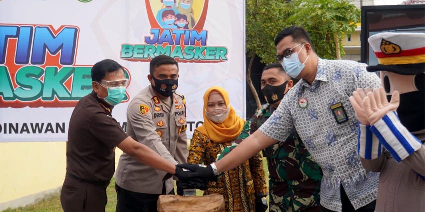 Launching: Walikota bersama Kapolresta Mojokerto, Dandim 0815/Mojokerto serta Kajari Kota Mojokerto melaunching gerakan Jatim Bermasker di Kampung Tangguh Semeru