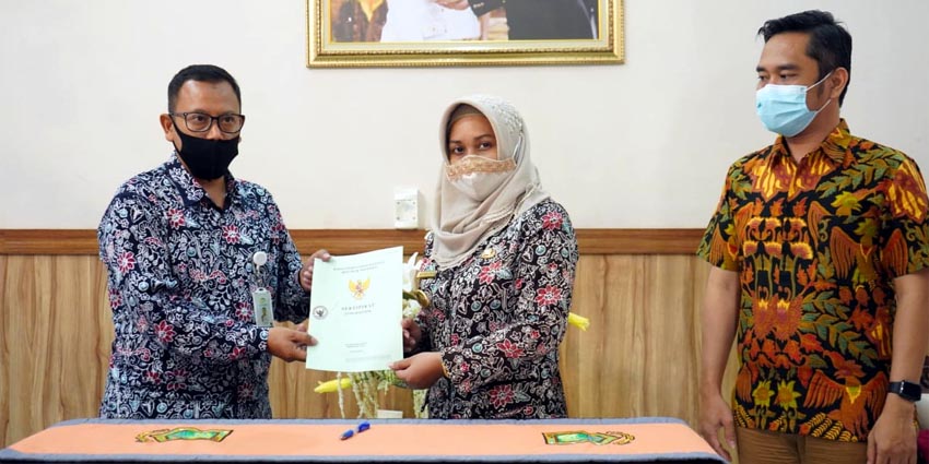 Penyerahan: Wali kota menyerahkan sertifikat kepada Direktur Utama BPRS Kota Mojokerto, Choirudin