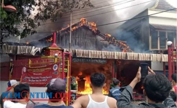 Klenteng Usia Ratusan Tahun di Mojokerto Terbakar, Akses Jalan Ditutup